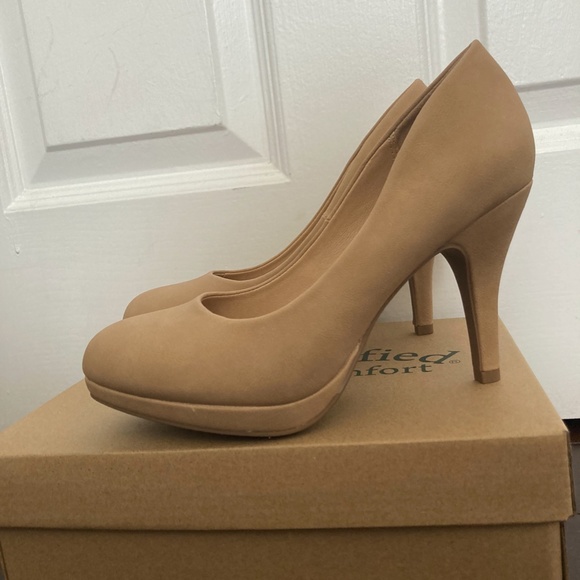Beige size 7 Nude Heel NEVER WORN NEW WITH TAGS - Picture 2 of 4